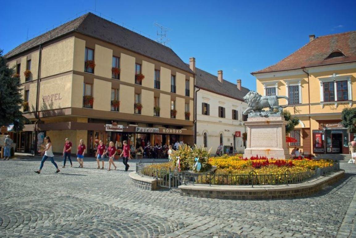 Hotel Oroszlan Szigetvar Exterior photo