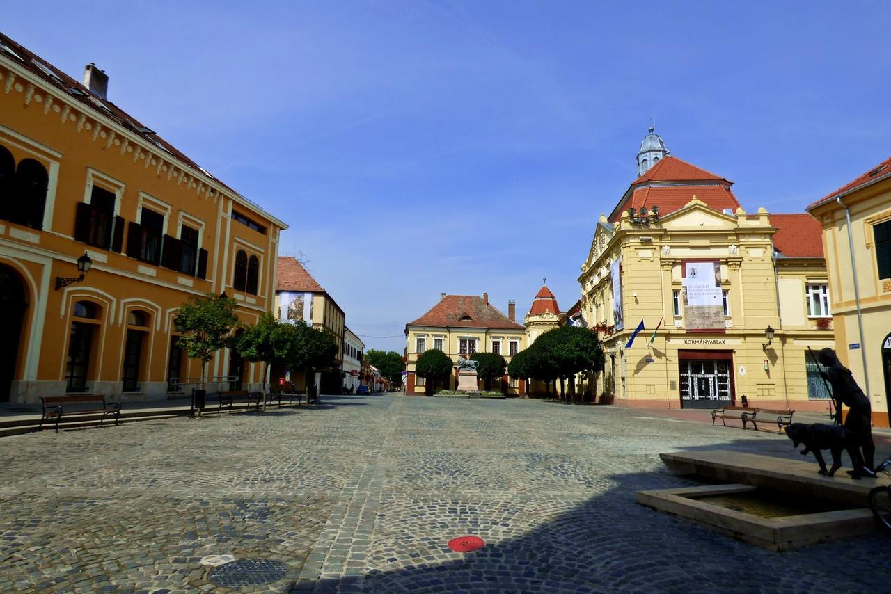 Hotel Oroszlan Szigetvar Exterior photo