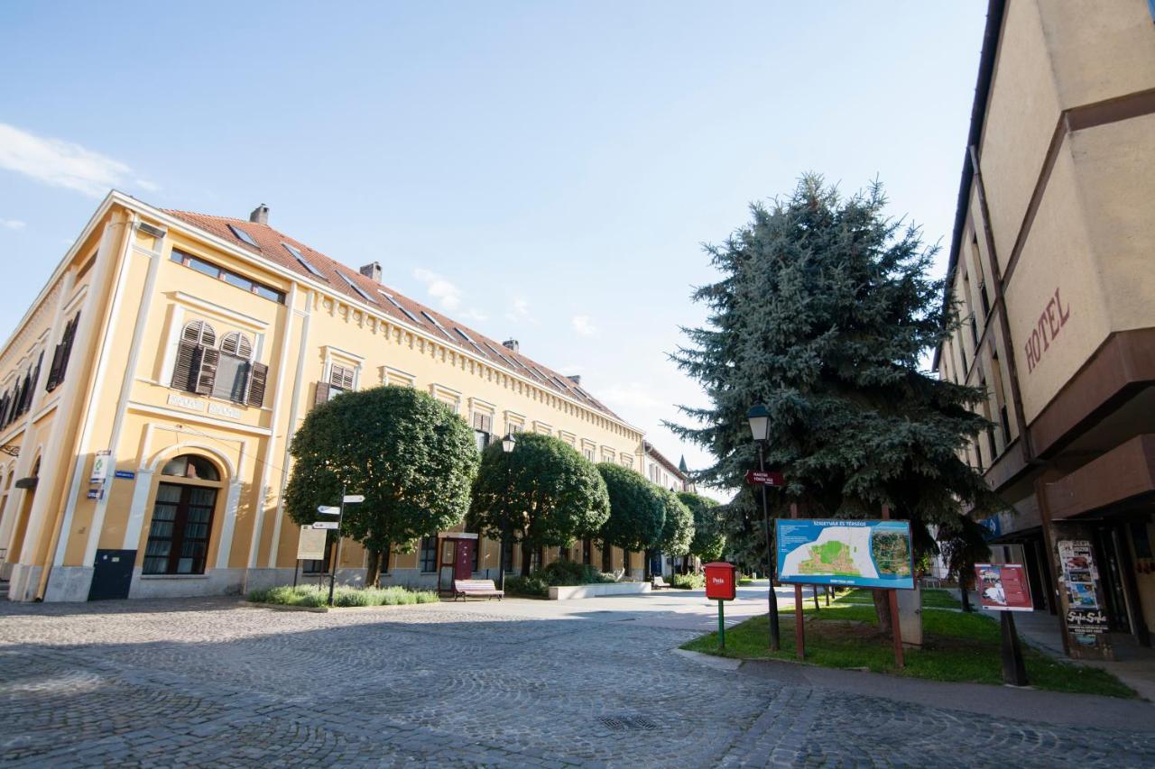 Hotel Oroszlan Szigetvar Exterior photo